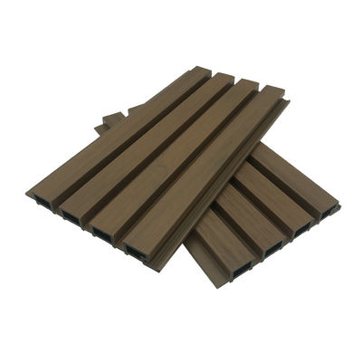 Decking extérieur composé en plastique en bois cannelé adapté aux besoins du client de panneau de mur de WPC anti-mites