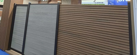 Révolutionnez votre entrée avec nos portes extérieures WPC