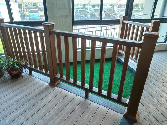 Cadre en aluminium WPC clôturant la sécurité à la maison extérieure de style de latte