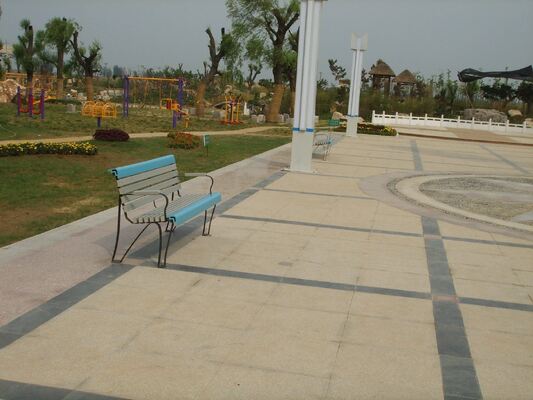 Parc extérieur en dehors du banc d'allocation des places sans dossier de lattes en bois du patio WPC de jardin public