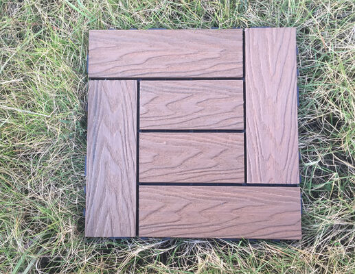 La plate-forme en gros de DIY WPC couvre de tuiles le revêtement de sol extérieur durable de 30*30CM pour l'usage résidentiel