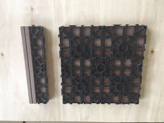 La plate-forme extérieure à la maison de WPC couvre le plancher durable de DIY de 30x30CM avec l'aspect en bois naturel