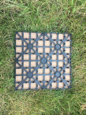 La plate-forme de DIY WPC tuile le plancher extérieur de grain en bois naturel de 30*30CM pour le patio à la maison