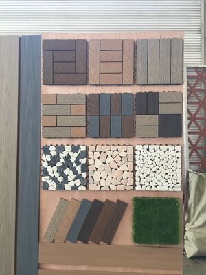 La plate-forme de DIY WPC tuile le plancher extérieur de grain en bois naturel de 30*30CM pour le patio à la maison