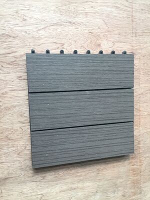 La plate-forme extérieure à la maison de WPC couvre le plancher durable de DIY de 30x30CM avec l'aspect en bois naturel