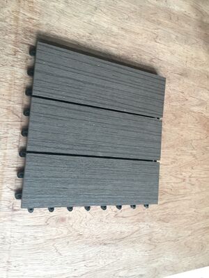La plate-forme extérieure à la maison de WPC couvre le plancher durable de DIY de 30x30CM avec l'aspect en bois naturel