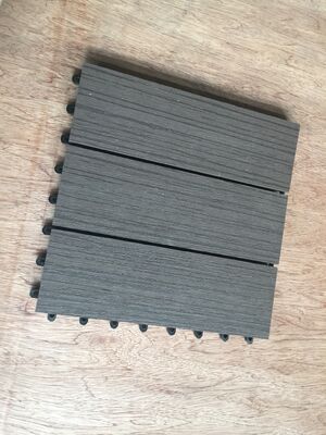 La plate-forme extérieure à la maison de WPC couvre le plancher durable de DIY de 30x30CM avec l'aspect en bois naturel