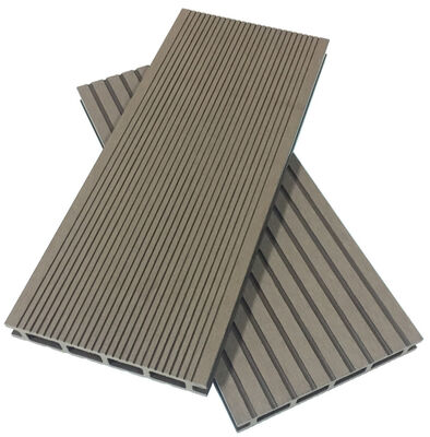 Platelage composite WPC moderne de haute qualité avec surface brossée antidérapante pour les parcs extérieurs