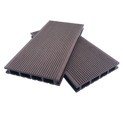 Platelage composite WPC moderne de haute qualité avec surface brossée antidérapante pour les parcs extérieurs