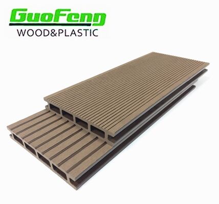 Platelage composite WPC moderne de haute qualité avec surface brossée antidérapante pour les parcs extérieurs