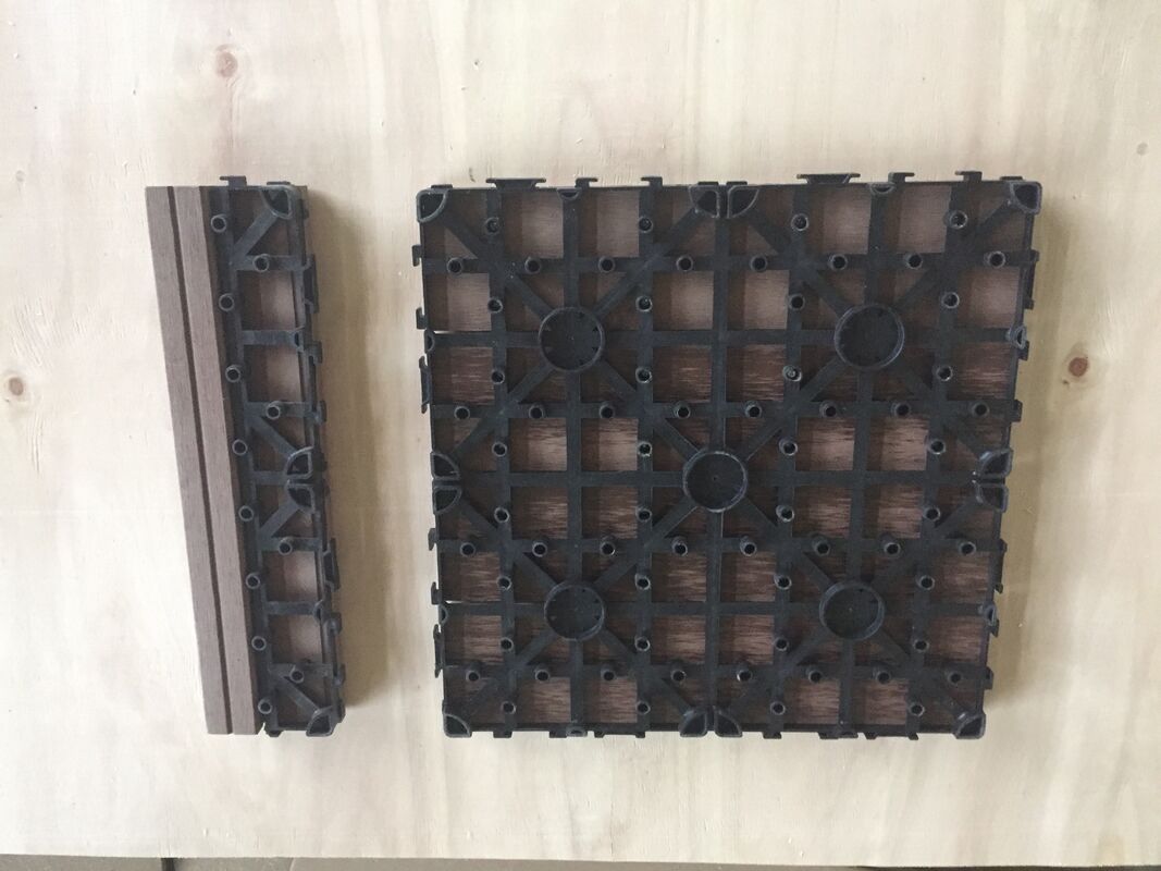 La plate-forme extérieure à la maison de WPC couvre le plancher durable de DIY de 30x30CM avec l'aspect en bois naturel