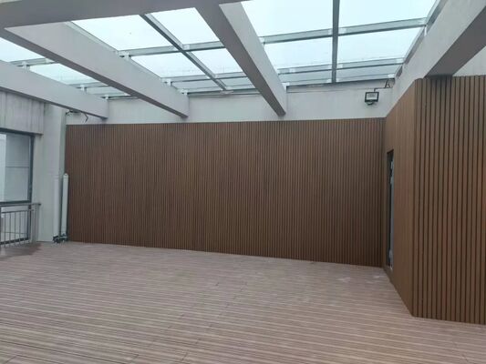 Revêtement mural WPC imperméable par coextrusion de 26 mm pour une utilisation en extérieur